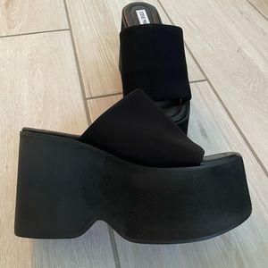 Steve Madden size 8 platform sandals